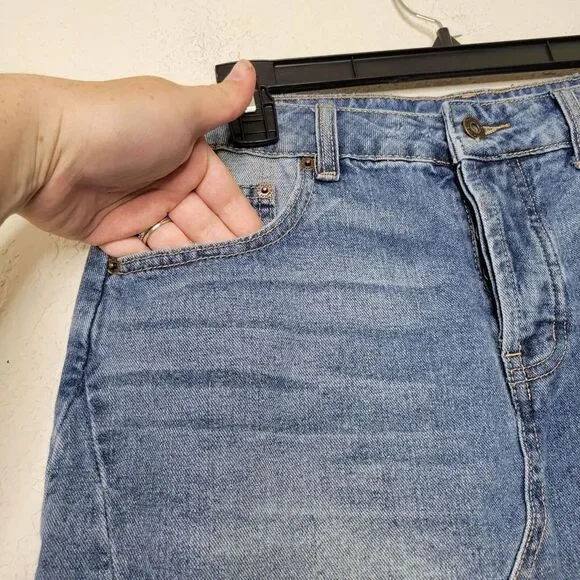 Maurices Light Wash Blue Denim Raw Hem Button Fly Mini Jean Skirt Size 3/4 - Picture 3 of 8